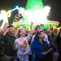 Arumi Bachsin dan Emil Dardak memilih habiskan malam tahun baru dengan keluarga di mall di Surabaya [@arumibachsin_94]