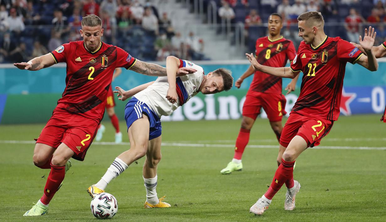Pada babak ke dua, Rusia meningkatkan intensitas serangan mereka. Tetapi kokohnya Toby Alderweireld (kiri) dan lini belakang Belgia, membuat Rusia kesulitan dalam menipiskan skor pertandingan. (Foto: AP/Pool/ Anatoly Maltsev)