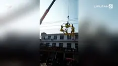 Para pemain akrobat yang tengah latihan di hadapan publik langsung dilarikan ke rumah sakit usai terjatuh dari ketinggian 16 kaki.