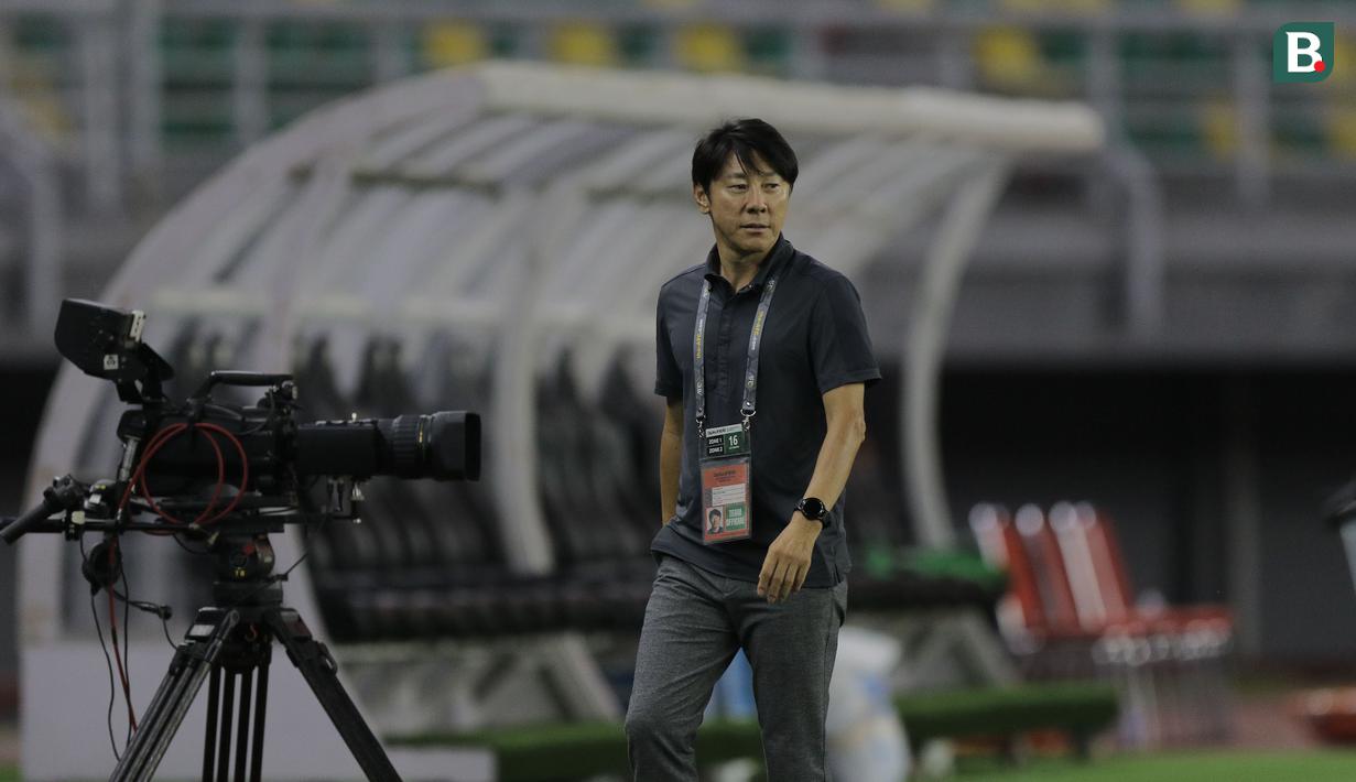 Satu jam menjelang kick-off laga Timnas Indonesia U-20 menghadapi Hongkong U-20, pelatih Garuda Muda Shin Tae-yong menyempatkan diri mengelilingi lapangan untuk mengecek kondisinya. (Bola.com/Ikhwan Yanuar)