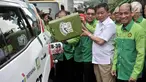 Menteri ESDM Ignasius Jonan didampingi Wakil Menteri ESDM Arcandra Tahar mengisi bahan bakar B30 ke mobil saat peluncuran uji jalan Penggunaan Bahan Bakar B30 untuk kendaraan bermesin diesel di halaman Kementerian ESDM, Jakarta, Kamis (13/6/2019). (merdeka.com/Iqbal S. Nugroho)