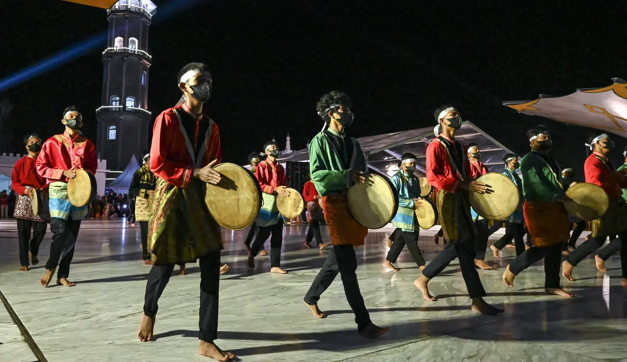 Penari membawakan tarian tradisional Rapa'i Geleng saat pembukaan Festival Ekonomi Syariah Sumatera di depan Masjid Raya Baiturrahman, Banda Aceh, Aceh, 4 Agustus 2022. (Chaideer MAHYUDDIN/AFP)