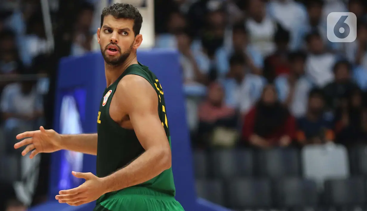 Pemain timnas basket Brasil, Leonardo Meindl saat melawan Pantai Gading pada penyisihan Grup G FIBA World Cup 2023 di Indonesia Arena, Gelora Bung Karno, Jakarta, Rabu (30/8/2023). (Liputan6.com/Helmi Fithriansyah)