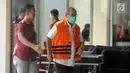 Bupati Bandung Barat Abubakar mengenakan masker dan membawa tongkat berjalan menuju ruang pemeriksaan di gedung KPK, Jakarta, Selasa (8/5). (Merdeka.com/Dwi Narwoko)