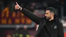 Sayangnya, penampilan apik Jay Idzes tak dibarengi dengan performa timnya. Skuad asuhan Fabio Grosso harus merasakan tiga kali kekalahan dan dua kali hasil imbang dalam lima pertandingan terakhir. Hal itu membuat mereka kini menghuni posisi ke-11 klasemen sementara Liga Italia. (AFP/Alberto Pizzoli)