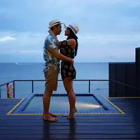 Perempuan yang biasa disapa Depe itu tidak sendiri. Pada liburan ini bersama  Angga Wijaya yang disebut suaminya beserta anak Dewi Perssik, Ffelice Gabriel. (Instagram/anggawijaya88)