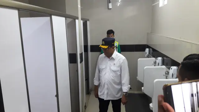 Menteri Perhubungan (Menhub) Budi Karya Sumadi meninjau pelayanan kereta Commutterline Jabodetabek di Stasiun Tebet, Jakarta. Liputan6.com/Bawono Yadika