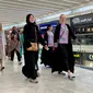 Para perempuan berolahraga di sebuah mal di ibu kota Saudi, Riyadh, pada 15 Oktober 2023. Sudah lama populer di Amerika Serikat, negara yang juga fokus pada mobil dan memiliki masalah obesitas, jalan-jalan di mal kini semakin menjadi olahraga di Arab Saudi. (Dok: Haitham El-Tabei / AFP)