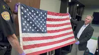 Bendera tersebut diberikan oleh seorang yang mengaku bernama Brian kepada petugas pemadam kebakaran di Everett pada 2004 (Associated Press).