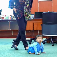 Dalam akun Instagramnya, Menteri Keuangan Sri Mulyani membagikan potret dirinya kedatangan cucu-cucunya di kantornya. [@smindrawati]