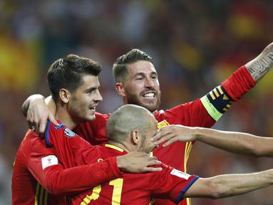 Para pemain Spanyol merayakan gol Alvaro Morata saat melawan Italia pada laga Grup G kualifikasi Piala Dunia 2018 di Santiago Bernabeu stadium, Madrid, (2/9/2017). Spanyol menang 3-0. (AP/Francisco Seco)