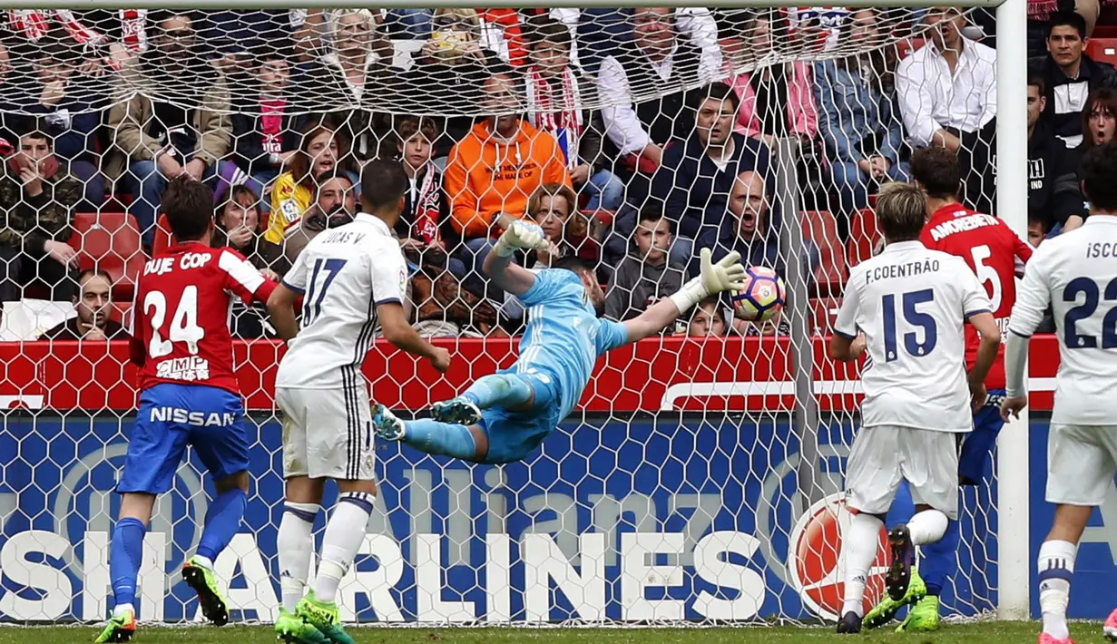 Gol dari pemain Sporting de Gijon, Duje Cop (kiri) ke gawang Real Madrid  pada lanjutan La Liga di El Molinon Stadium, Gijon,(15/42017). Real Madrid menang 3-2.  (EPA/Jose Luis Cereijido)