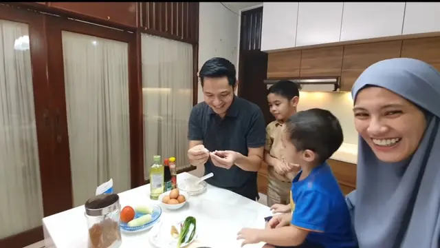 7 Momen Kebersamaan Keluarga Dude Harlino dan Alyssa Saat Masak 'Di Rumah Aja'