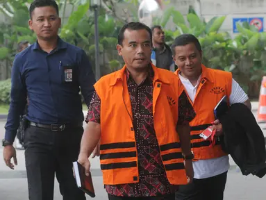 Bupati Purbalingga Tasdi dan Bupati Mojokerto non aktif Mustofa Kamal Pasa tiba untuk menjalani pemeriksaan lanjutan di Gedung KPK, Jakarta, Kamis (28/6). Dua bupati ini diperiksa dengan kasus yang berbeda. (Merdeka.com/Dwi Narwoko)