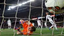 Kiper Real Madrid, Ikker Casillas gagal menghalau sundulan Bek Barcelona Jeremy Mathieu pada laga Liga Spanyol di Stadion Nou Camp, Senin (23/3/2015). Barcelona Menang 2-1 atas Real Madrid. (Reuters/Paul Hanna)
