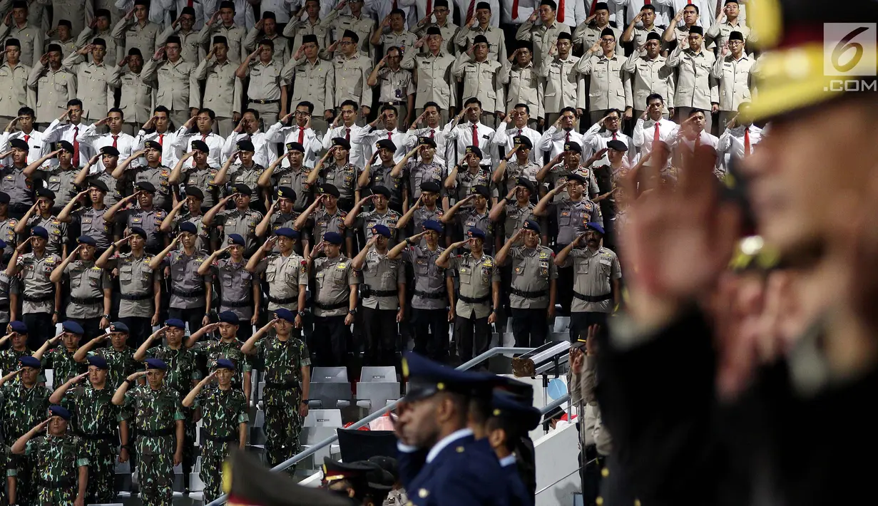 Anggota kepolisian berbagai kesatuan memberi hormat pada upacara peringatan HUT ke-72 Bhayangkara di Istora Senayan, Jakarta, Rabu (11/7). HUT tahun ini bertema 'Semangat Promoter Siap Mengamankan Agenda Nasional 2018 dan 2019'. (Liputan6.com/Johan Tallo)