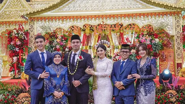6 Pesona Fuji An dalam Kebaya Mewah Biru Navy di Momen Akad Nikah Sang Kakak, Frans Faisal