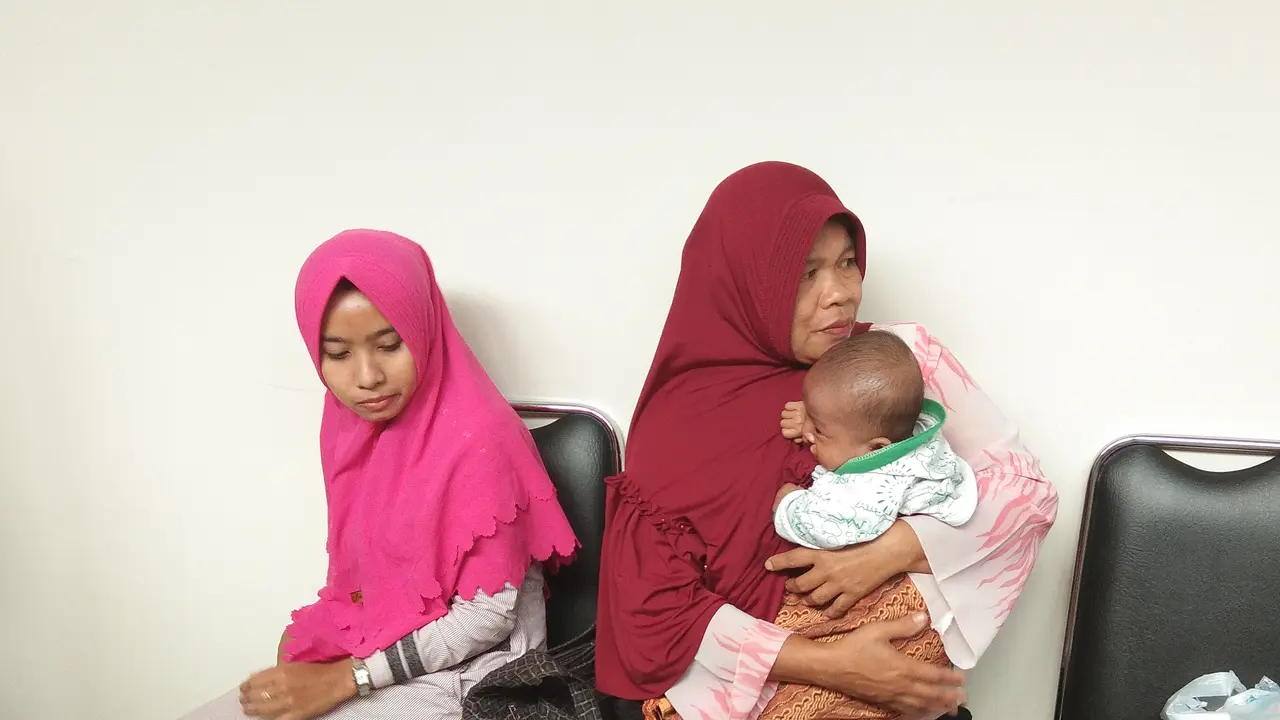 Orangtua menunggu anaknya menjalani operasi bibir sumbing (Liputan6.com/Giovani Dio Prasasti)