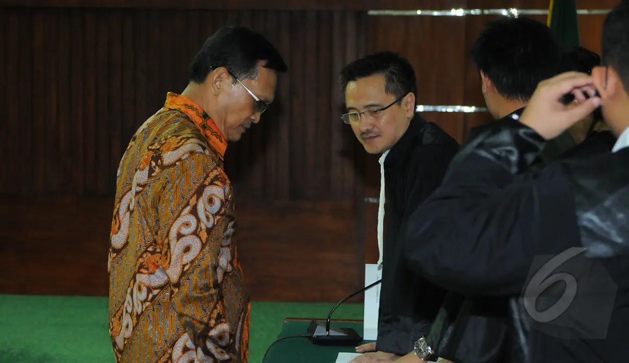 Didik Purnomo menghampiri penasihat hukumnya usai membacakan pledoi sidang lanjutan di Pengadilan Tipikor, Jakarta, Senin (30/3/2015).Sidang mengagendakan pembacaan nota pembelaan kasus korupsi pengadaan driving simulator. (Liputan6.com/Herman Zakharia)