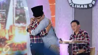 Djarot Saiful Hidayat berpelukan dengan Sandiaga Uno usai debat terakhir Pilgub DKI Jakarta 2017 di Hotel Bidakara, Jakarta, Rabu (12/4). (Liputan6.com/Faizal Fanani)