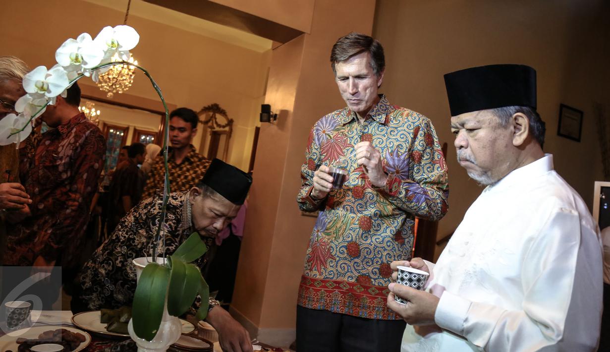 Ali Mustafa Ya'qub (kanan) saat menghadiri undangan berbuka puasa bersama di kediaman Dubes AS untuk Indonesia Robert O Blake (kedua kanan), Jakarta, Rabu (24/6/2015). (Liputan6.com/Faizal Fanani)