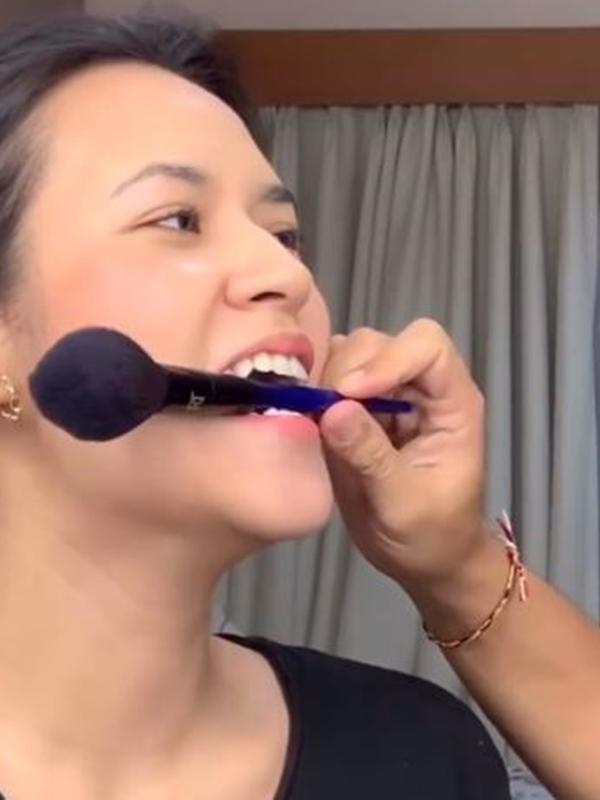 Aksi kocak Hamish Daud diminta Raisa mendandaninya.  (Sumber: Instagram/@raisa6690)