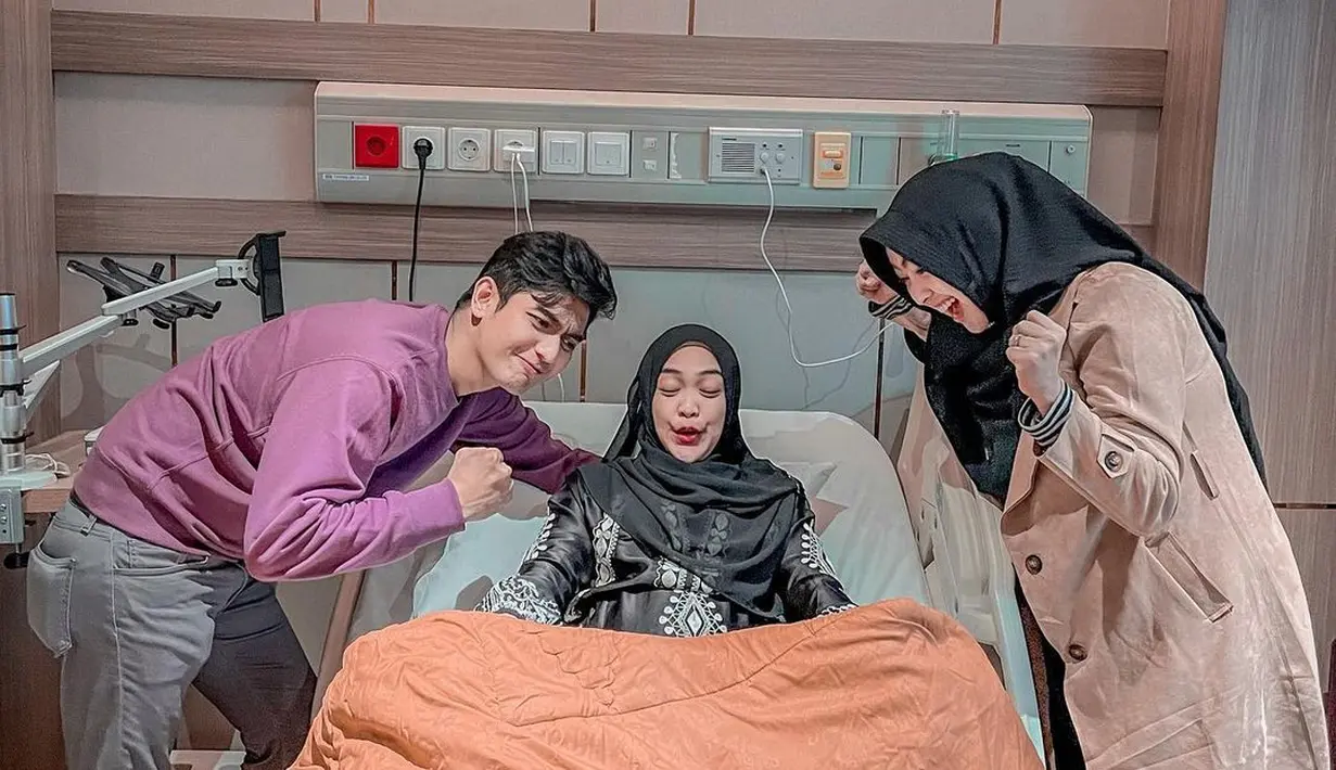 Jelang melahirkan, Ria Ricis yang ditemani suami, Teuku Ryan, serta sang kakak dr. Shandy melakukan latihan bila melahirkan secara normal. Sayangnya, ia harus menajalani operasi caesar. (Foto: Instagram/@riaricis1795)