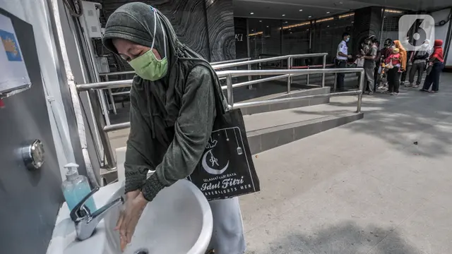 FOTO: Antrean Warga Cairkan BST di ATM Bank DKI
