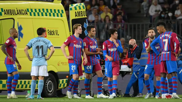 Foto: Momen Pemain Barcelona Panik dan Sedih Saat Ronald Araujo Diangkut Mobil Ambulance