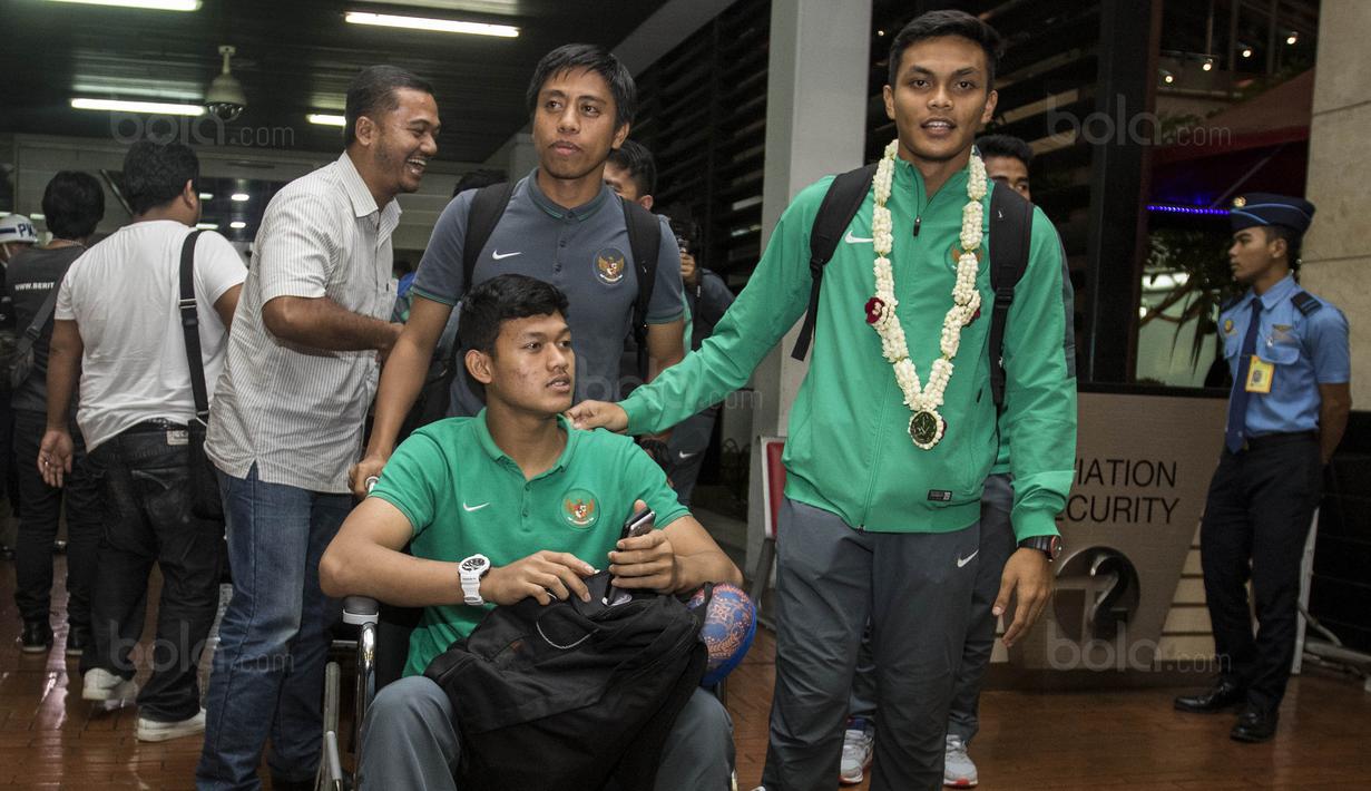 Pemain Timnas Indonesia U-19, Rachmat Irianto dan Muhammad Riyandi, tiba di Bandara Soetta, Tangerang, Rabu (20/9/2017). Timnas U-19 kembali ke tanah air setelah berhasil meraih peringkat ketiga Piala AFF U-18. (Bola.com/Vitalis Yogi Trisna)
