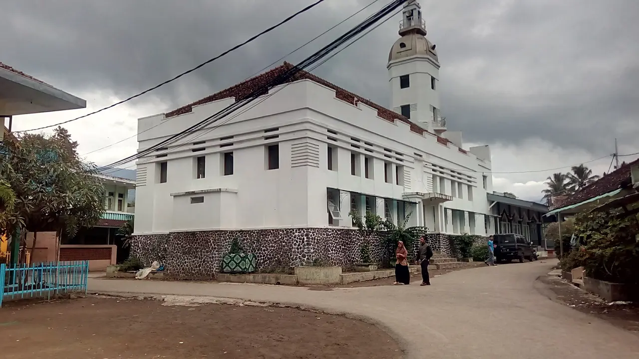 Masjid Asy-Syuro, Masjid Bergaya Eropa dan Mirip Gereja