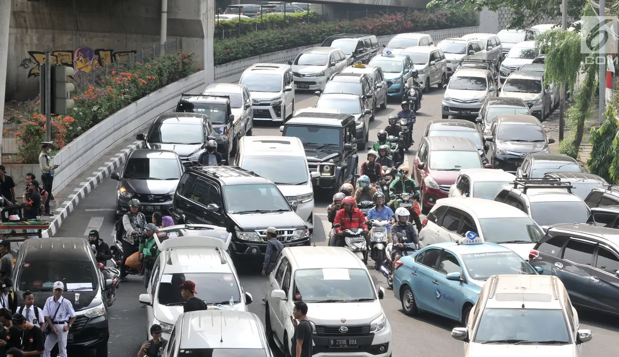 Kendaraan terjebak kemacetan saat melintasi lokasi aksi demo Gojek di depan Pasar Raya Blok M, Jakarta, Senin (5/8/2019). Penuhnya Jalan Iskandarsyah oleh ratusan mobil milik sopir GoCar tersebut menyebabkan kemacetan panjang di dua ruas. (merdeka.com/Iqbal S. Nugroho)