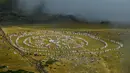 Anggota gerakan keagamaan internasional Persaudaraan Putih melakukan ritual tarian di puncak Gunung Rila, dekat Danau Babreka, Bulgaria, 19 Agustus 2021. Ribuan anggota gerakan Persaudaraan Putih berkumpul di puncak Gunung Rila untuk menyambut tahun baru spiritual mereka. (NIKOLAY DOYCHINOV/AFP)