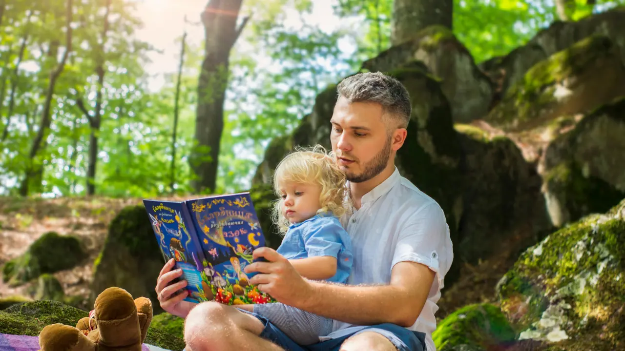 ayah dan anak di hutan