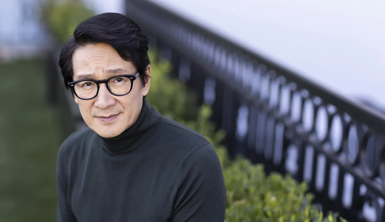 Ke Huy Quan, bintang "Everything Everywhere All at Once", berpose saat pemotretan di The London Hotel di West Hollywood, California pada 20 November 2022. KeHuyQuan akan bersaing dengan empat aktor lain dalam kategori Best Supporting Actor dalam Oscar 2023. (Photo by Dana Pleasant/Invision/AP)