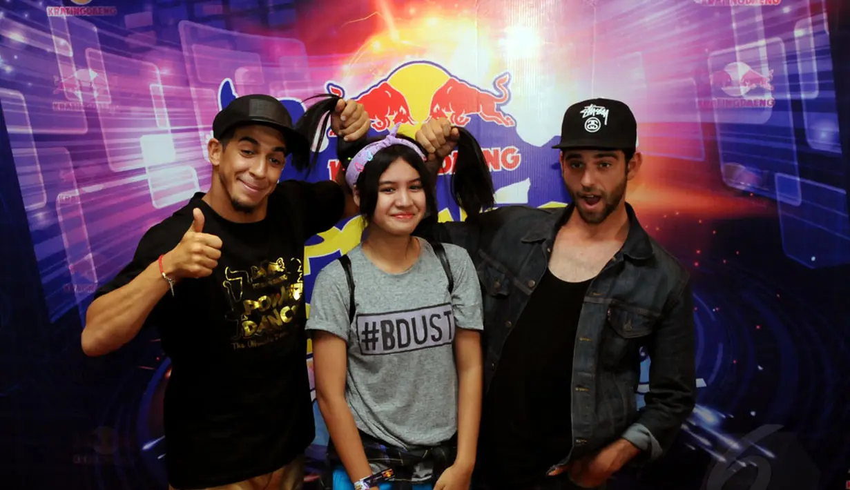 Salah satu penonton berkesempatan berfoto bersama Pippen Salah (kiri) dan Kid David (kanan), juri Kratingdaeng Power Dance Final Battle, Jakarta, Sabtu (1/10/2014). (Liputan6.com/Helmi Fithriansyah)
