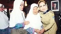 Calon haji tertua asal Kota Tegal bernama Karwi Karmad Dasmad yang berusia 88 tahun. (Liputan6.com/Fajar Eko Nugroho)