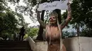 Penari Samba, Sabrina Boing Boing dari sekolah Samba Tautape berjalan memegang poster bertuliskan "Juara" di Jalan Paulista, Sao Paulo, Brasil (2/3). Aksi Sabrina ini merayakan sekolahnya menang dalam parade karnaval Samba. (AFP Photo / Nelson Almeida) 