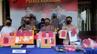 Polisi menunjukkan barang bukti hasil olah TKP rekayasa pembunuhan di Kuningan Jawa Barat. Foto (Liputan6.com / Panji Prayitno)