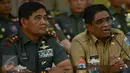 Plt Gubernur DKI Sumarsono dan Pangdam Jaya Mayjen TNI Jaswandi saat konfrensi pers di Aula Sudirman, Jakarta Timur, Kamis (13/4). Kapolda Metro, Pangdam Jaya dan Plt Gubernur rapat pengamanan Pilgub DKI 2017 putaran kedua. (Liputan6.com/Yoppy Renato)