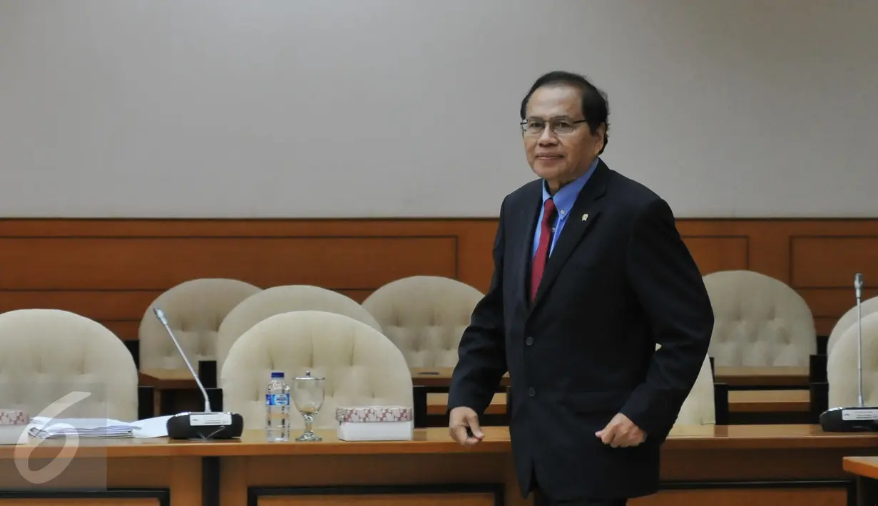 Menko Kemaritiman Rizal Ramli bersiap mengikuti Rapat Kerja (Raker) dengan Pansus Pelindo II di Gedung DPR RI, Senayan, Jakarta, Kamis (29/10). Raker itu membahas seputar masukan dalam pelaksanaan Pansus Angket Pelindo II (Liputan6.com/Johan Tallo)