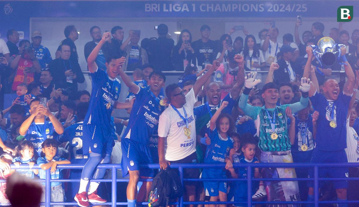 Persib Bandung kembali menasbihkan diri sebagai klub terbaik di Tanah Air. Ini menjadi sejarah bagi Maung Bandung karena meraih gelar juara kedua berturut-turut. (Bola.com/M Iqbal Ichsan)