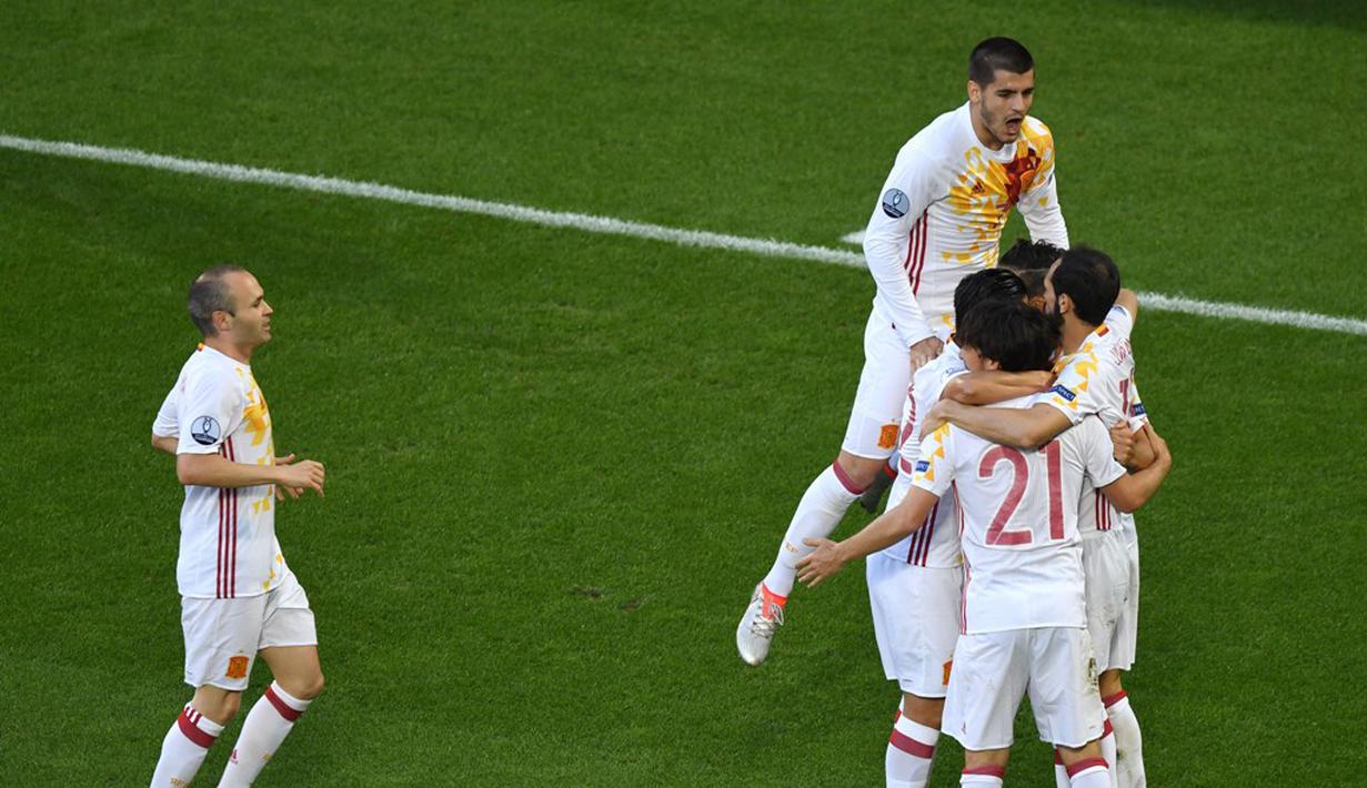 Pemain Spanyol merayakan gol yang dicetak Alvaro Morata ke gawang Kroasia pada laga Grup D Piala Eropa 2016 di Stade Mahmut-Atlantique, Bordeaux, Rabu (22/6/2016) dini hari WIB. (AFP/Mehdi Fedouach)