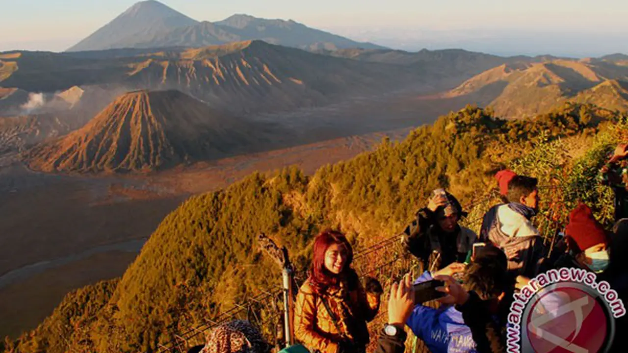 Jalur Wisata Gunung Bromo Tertimbun Longsor