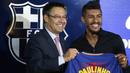 Presiden Barcelona, Josep Maria Bartomeu, foto bersama pemain baru Barcelona, Paulinho, di Stadion Camp Nou, Kamis (17/7/2017). Pria asal Brasil ini resmi berseragam Barcelona setelah ditebus dari Guangzhou Evergrande. (AP/Manu Fernandez)