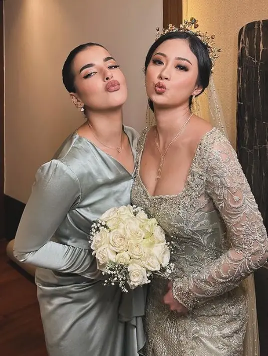 Ia pun mengenakan makeup bold sesuai diri ciri khasnya. Dengan blushon dan lipstik coklat matte yang disesuaikan dengan eye shadow. Rambutnya disisir ke belakang rapi dengan gaya sanggul modern minimalis tanpa hiasan.  [@tasyafarasya]