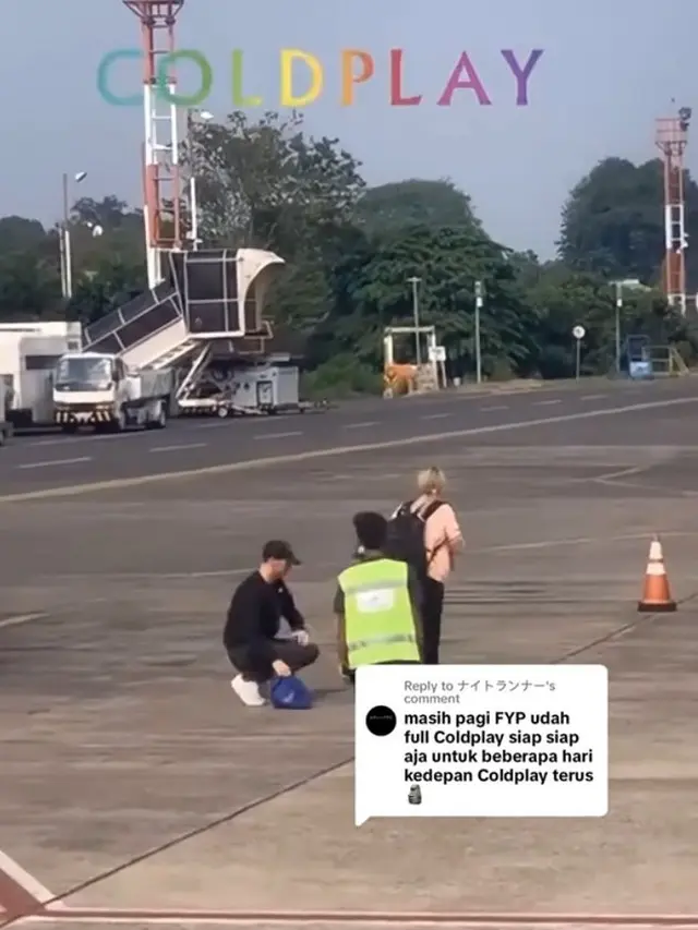 Momen Chris Martin Cium Tanah di Bandara, Tinggalkan Indonesia Usai Konser