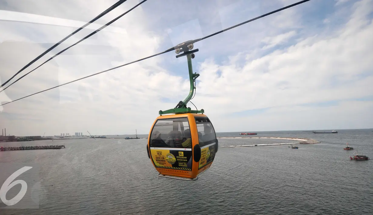 Pengunjung menggunakan wahana Gondola untuk menikmati area wisata Ancol, Jakarta, Sabtu (26/15). Wisata pantai Ancol masih menjadi pilihan favorit warga Jakarta untuk mengisi libur panjang. (Liputan6.com/Gempur M Surya)
