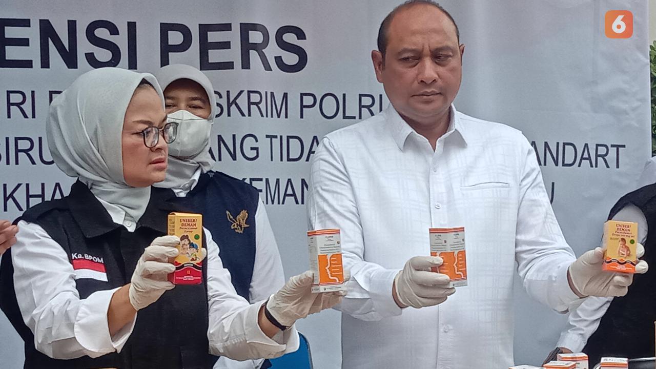 Kepala BPOM, Menunjukkan Obat Sirop Tercemar Kimia Penyebab Gagal Ginjal Akut. (Senin, 31/10/2022). (Yandhi Deslatama/Liputan6.com).