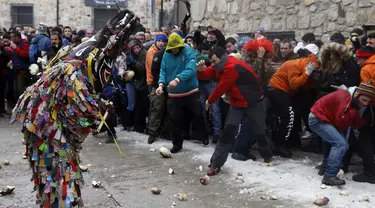 Festival Jarramplas sebuah festival unik masih berlangsung di Spanyol, Selasa (20/1/2015). (Reuters/Sergio Perez)